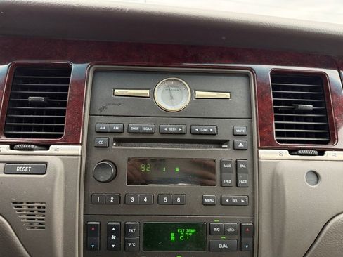 Used 2005 Lincoln Town Car Signature image 16