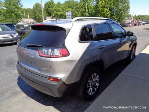 Used 2019 Jeep Cherokee Latitude Plus w/ Comfort/Convenience Group AWD/4WD image 3