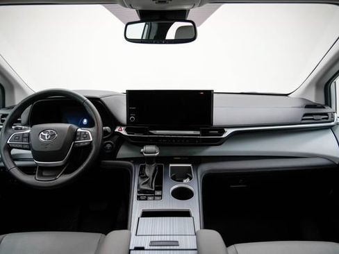 Used 2025 Toyota Sienna XLE FWD image 15