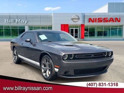 Used 2017 Dodge Challenger SXT RWD image 1