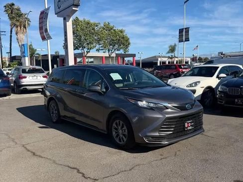 Used 2023 Toyota Sienna LE image 3