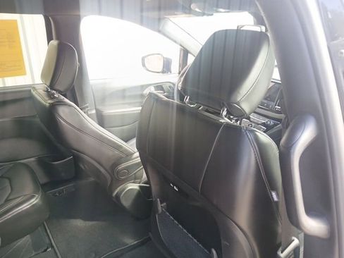 Used 2025 Chrysler Pacifica Select image 20