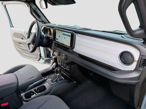 Used 2025 Jeep Wrangler Sahara 4xe image 33