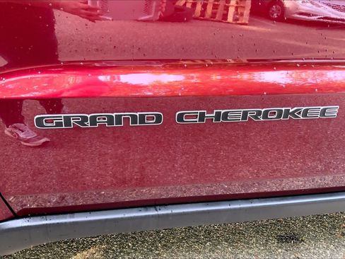 Used 2020 Jeep Grand Cherokee Laredo AWD/4WD image 10