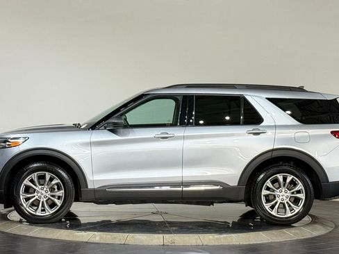 Used 2022 Ford Explorer XLT w/ Equipment Group 202A image 6