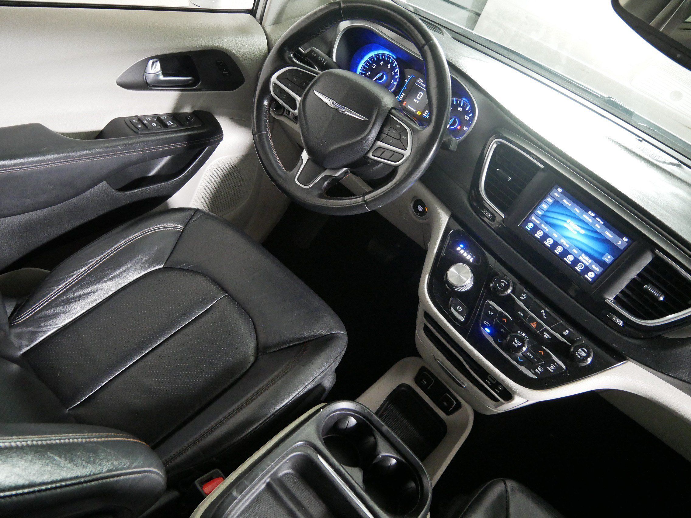 Used 2020 Chrysler Pacifica Touring-L w/ Tire & Wheel Group FWD image 9