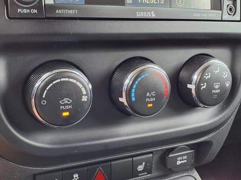Used 2017 Jeep Patriot Latitude AWD/4WD image 26