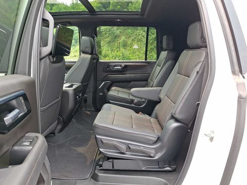 Used 2025 Chevrolet Suburban High Country AWD/4WD image 10