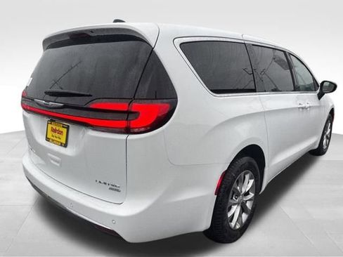 New 2026 Chrysler Pacifica Limited image 8