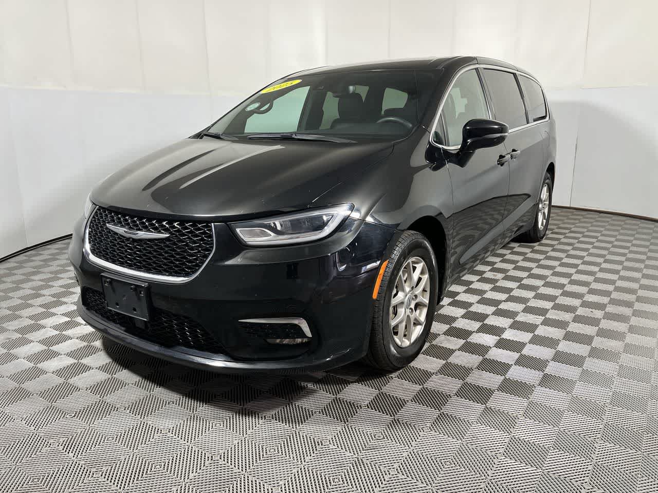 Used 2025 Chrysler Pacifica Select FWD image 4