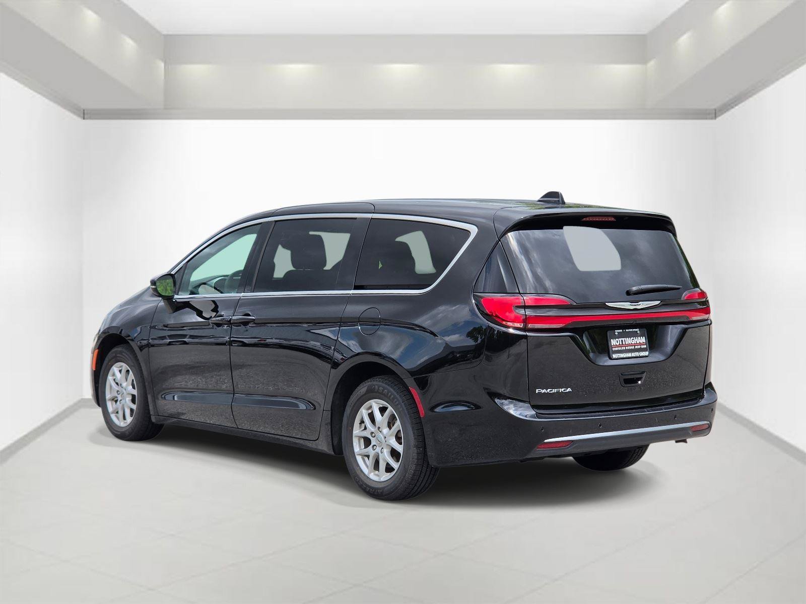 Used 2025 Chrysler Pacifica Select FWD image 4
