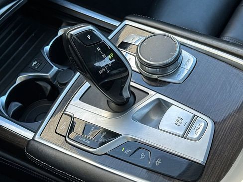 Used 2022 BMW 740i w/ Premium Package RWD image 24