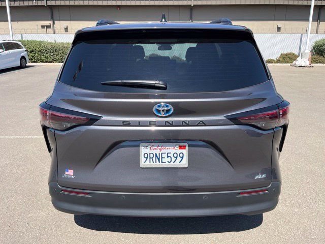 Used 2025 Toyota Sienna XLE w/ XLE Plus Package FWD image 4