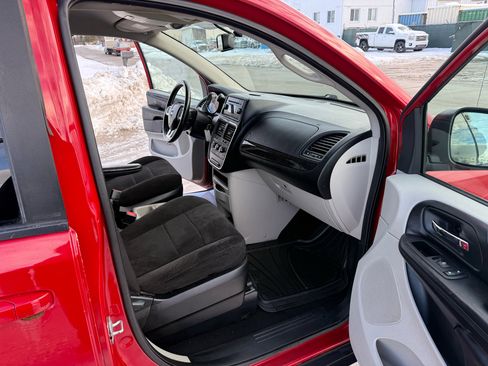 Used 2012 Dodge Grand Caravan SXT image 17