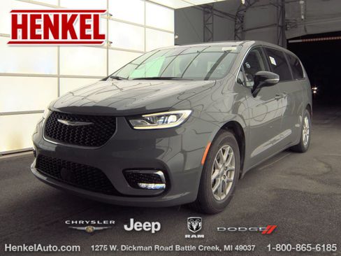 Used 2024 Chrysler Pacifica Touring-L FWD image 1