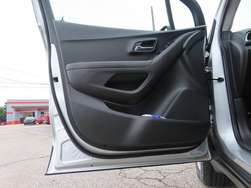 Used 2020 Chevrolet Trax LT w/ LT Convenience Package AWD/4WD image 34