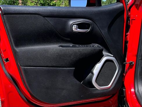 Used 2018 Jeep Renegade Latitude w/ Cold Weather Group AWD/4WD image 21
