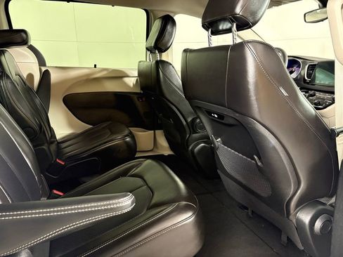 Used 2024 Chrysler Pacifica Touring-L image 16