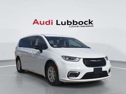 Used 2024 Chrysler Pacifica Touring-L FWD image 1