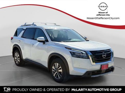 Used 2025 Nissan Pathfinder SL AWD/4WD image 1