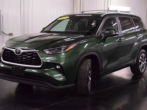 Used 2023 Toyota Highlander XLE image 3