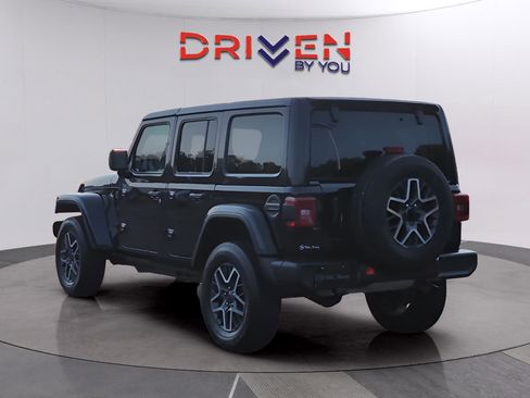 Used 2025 Jeep Wrangler Unlimited Sahara AWD/4WD image 3