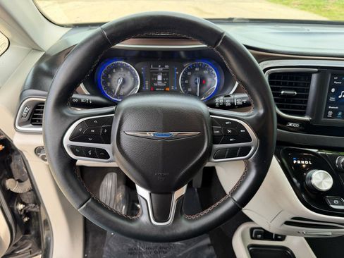 Used 2018 Chrysler Pacifica Touring-L FWD image 16