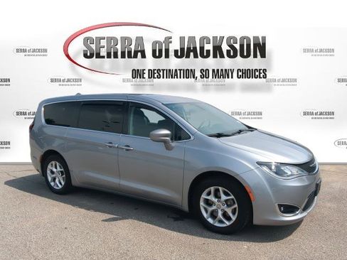 Used 2020 Chrysler Pacifica Touring w/ Tire & Wheel Group FWD image 9