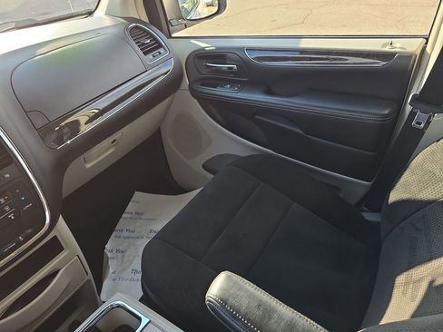 Used 2013 Chrysler Town & Country Touring image 12