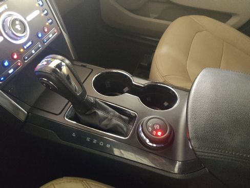 Used 2018 Ford Explorer Limited w/ Equipment Group 301A AWD/4WD image 26