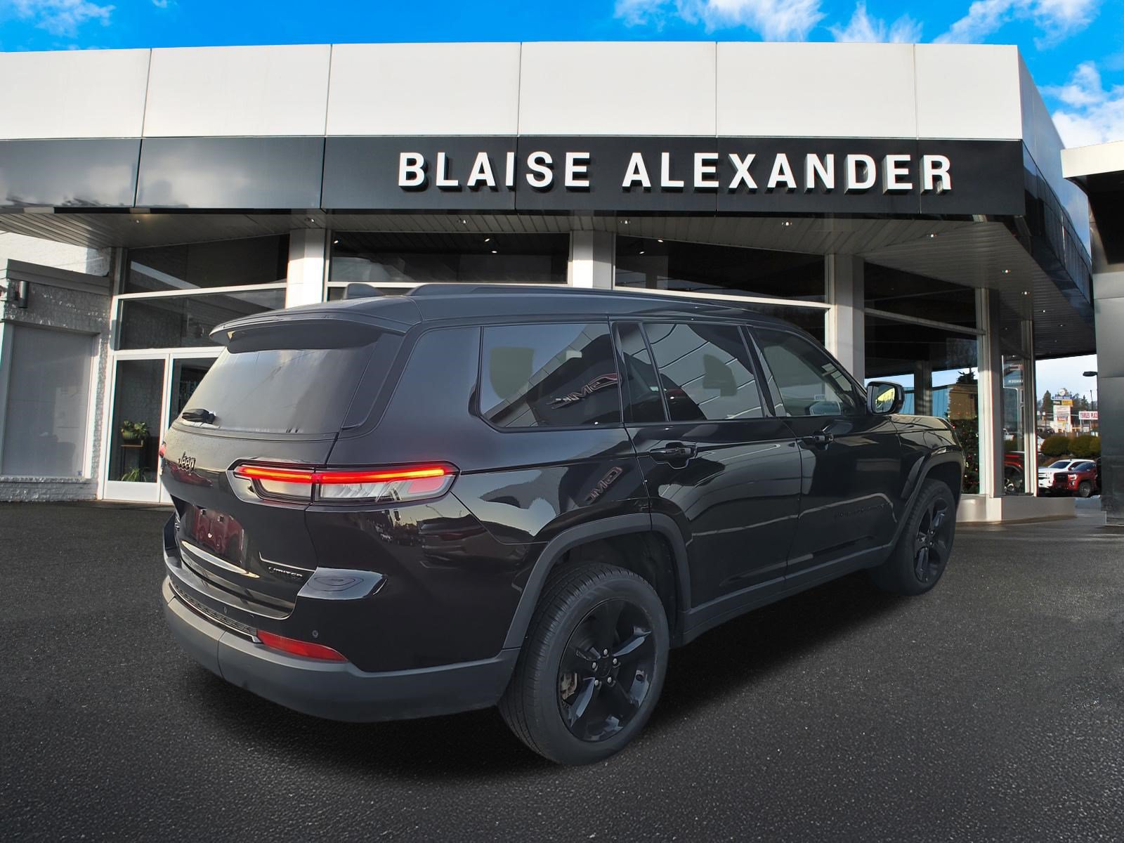 Used 2023 Jeep Grand Cherokee L Limited w/ Black Appearance Package AWD/4WD image 3