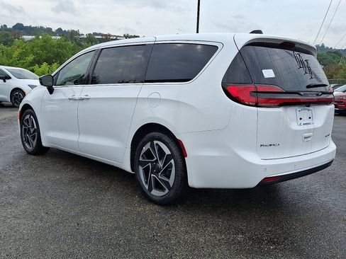 New 2027 Chrysler Pacifica Limited FWD image 4