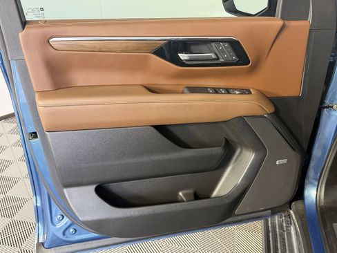 Used 2025 Chevrolet Suburban High Country image 22