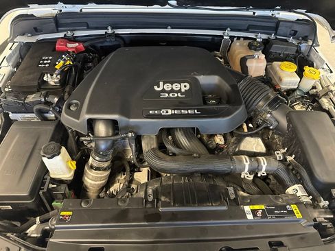 Used 2021 Jeep Wrangler Unlimited Sahara AWD/4WD image 7