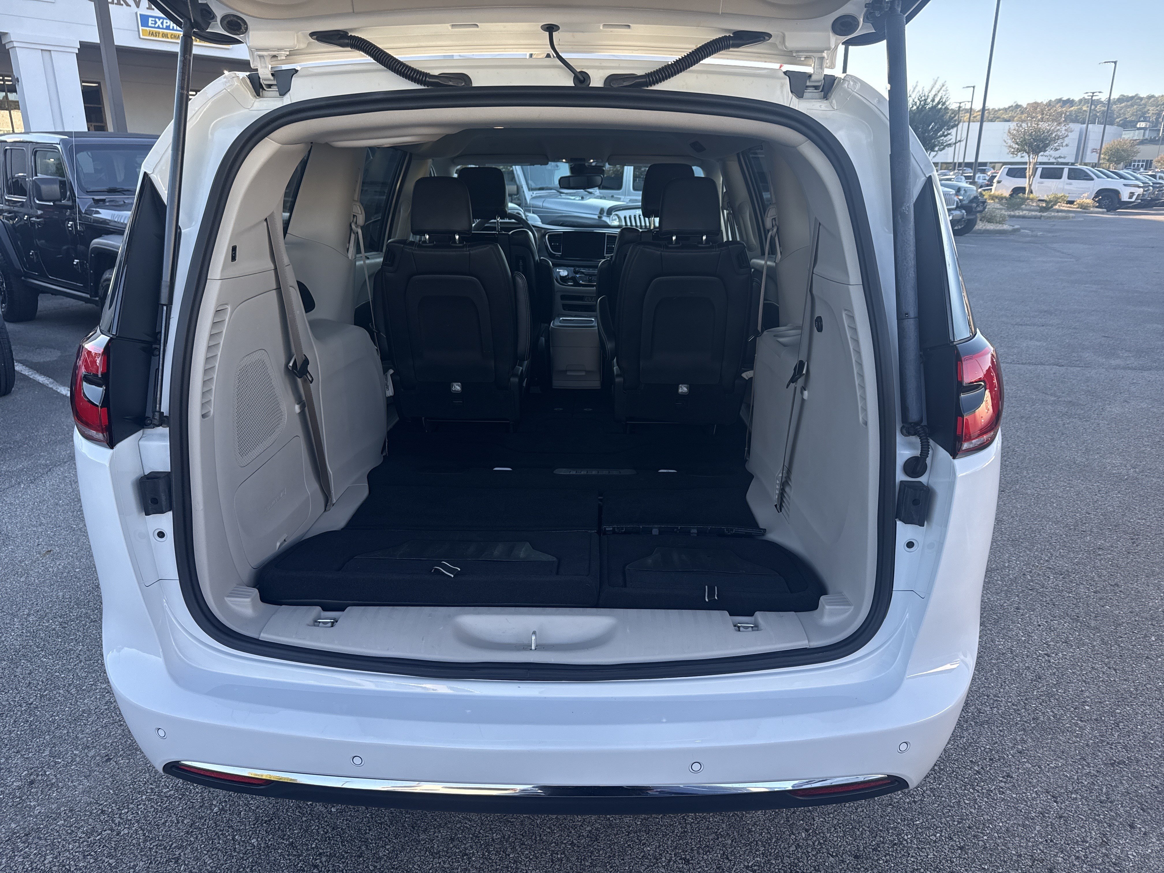 Used 2023 Chrysler Pacifica Touring-L w/ Uconnect Theater Family Group AWD/4WD image 18