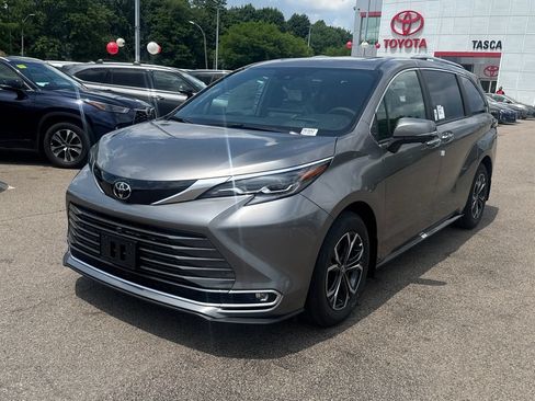 New 2026 Toyota Sienna Platinum AWD/4WD image 3