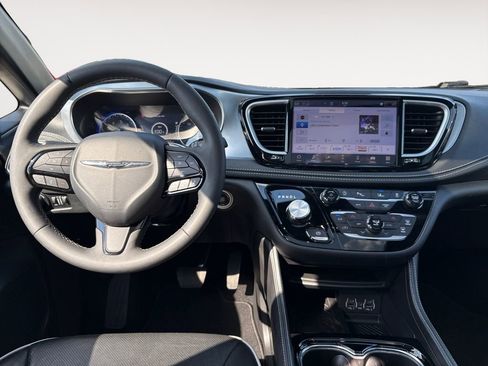 Used 2025 Chrysler Pacifica Limited FWD image 10