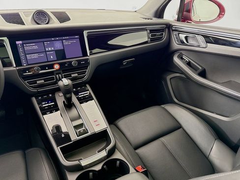 Certified 2025 Porsche Macan AWD/4WD image 26