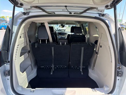 Used 2024 Chrysler Pacifica Touring-L FWD image 17