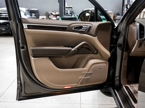 Used 2013 Porsche Cayenne Turbo AWD/4WD image 24