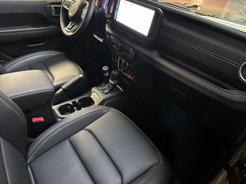 New 2026 Jeep Wrangler Unlimited Sahara AWD/4WD image 15