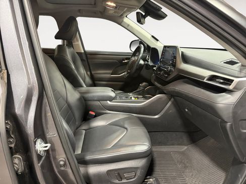 Used 2021 Toyota Highlander XLE FWD image 16