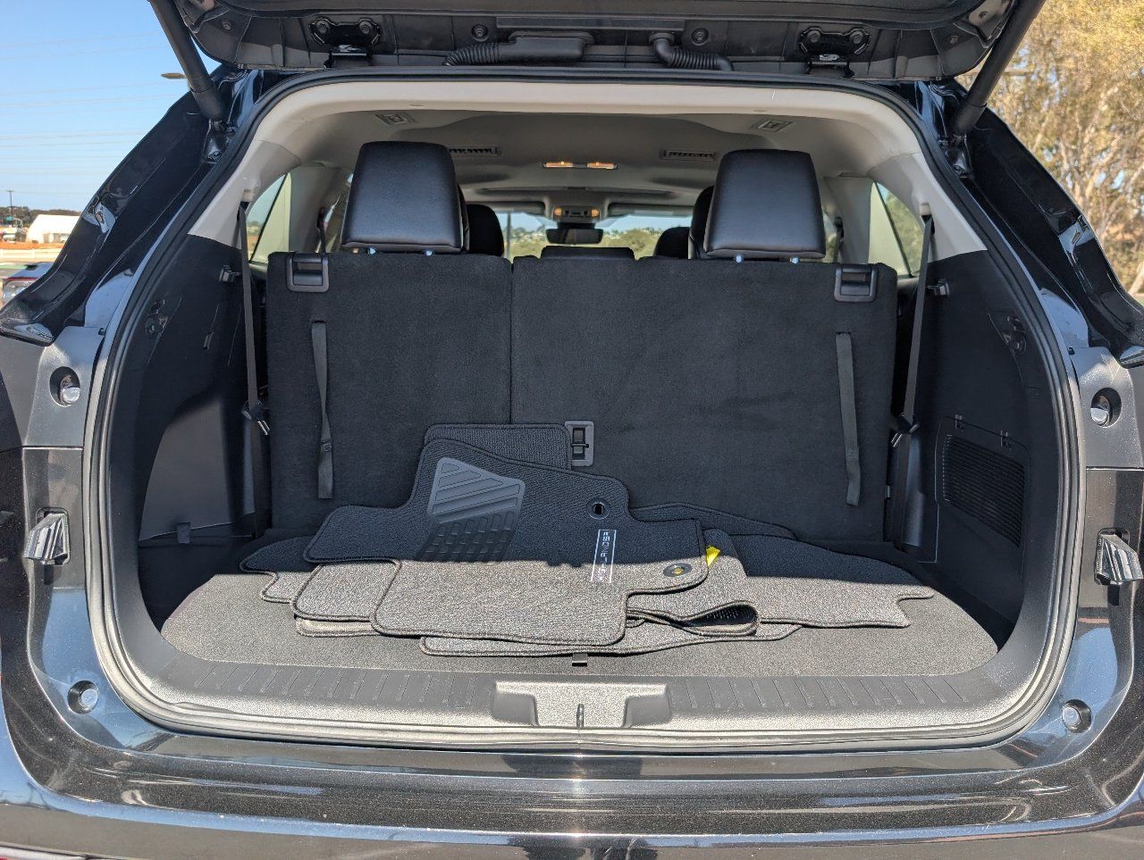 Used 2025 Toyota Highlander XLE FWD image 10