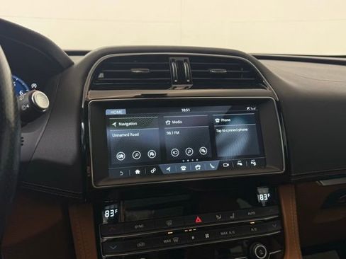 Used 2020 Jaguar F-PACE SVR image 33