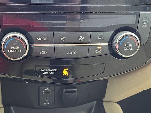 Used 2017 Nissan Rogue SV w/ SV Premium Package image 24