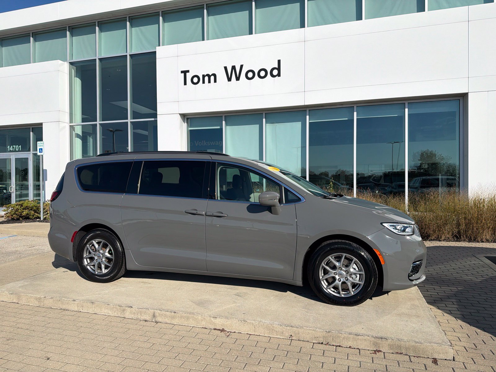 Used 2021 Chrysler Pacifica Touring w/ Cold Weather Group FWD image 2
