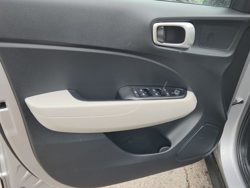 Used 2024 Hyundai Venue SEL FWD image 17