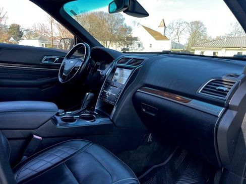 Used 2017 Ford Explorer Platinum image 24
