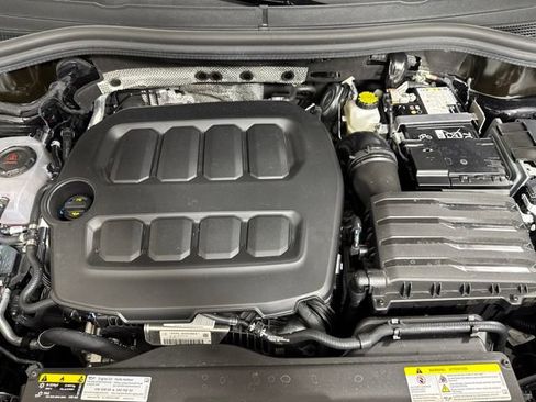 Certified 2025 Volkswagen Tiguan SE R-Line AWD/4WD image 9