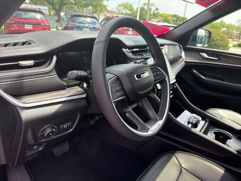 Used 2025 Jeep Grand Cherokee Limited AWD/4WD image 15